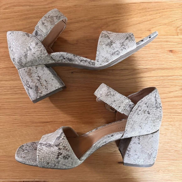 Vionic Chardonnay Heeled Sandal in "Oatmeal Leather Snake Print" Size 7.5 - Picture 8 of 16